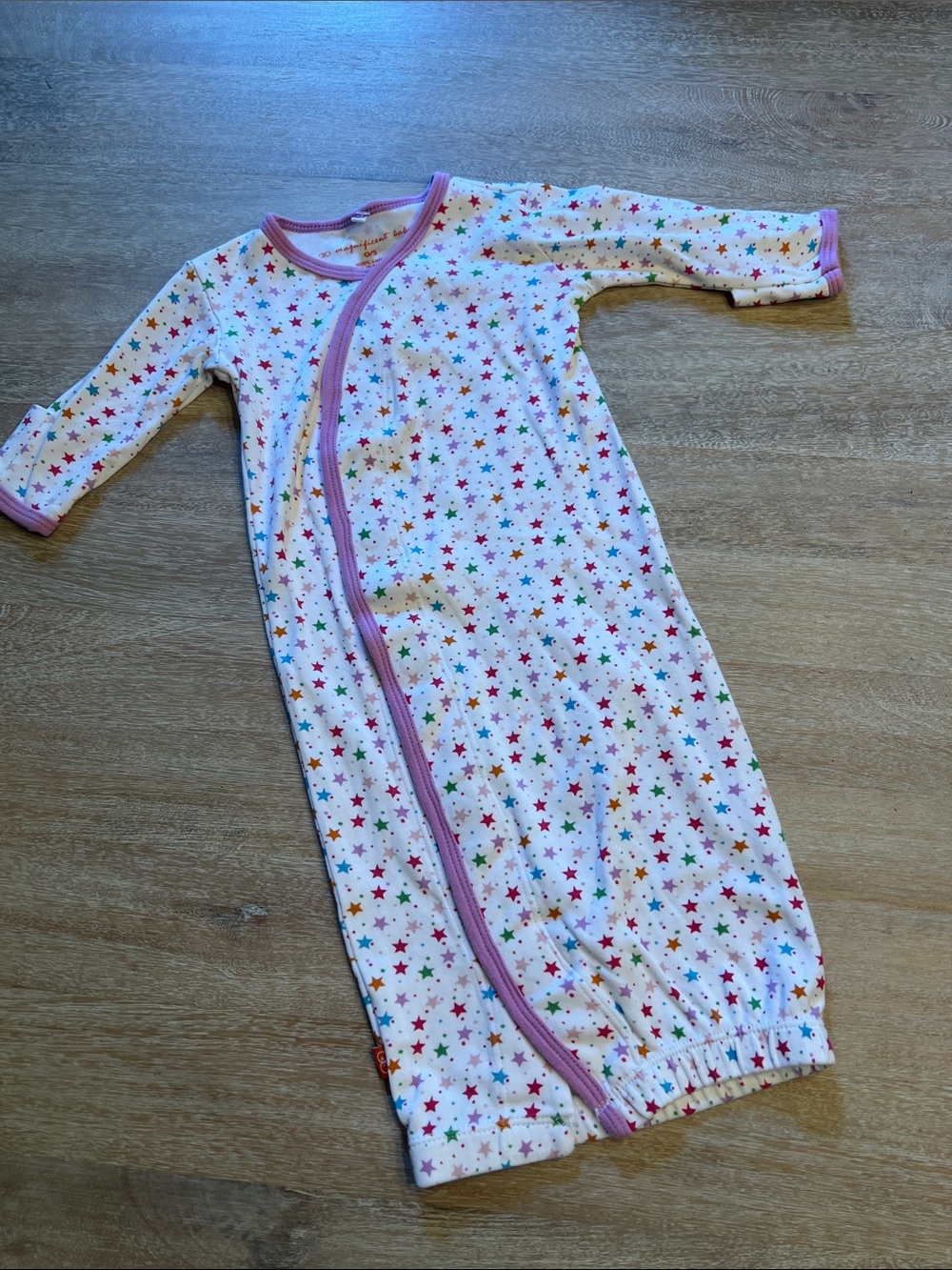Magnificent baby magnetic close gown os/newborn VGUC